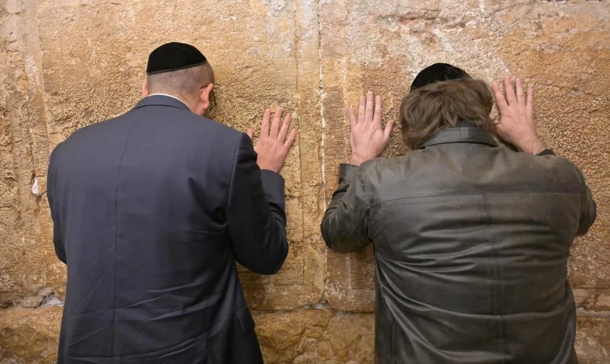 Javier Milei llegó a Israel y fue a visitar el Muro de los Lamentos | Política y economía