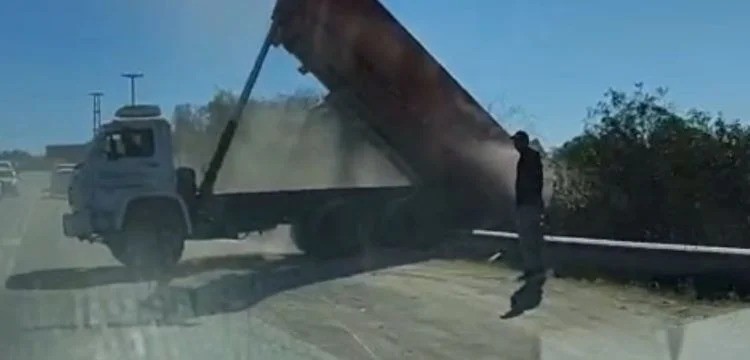 Indignante: captaron a un camión tirando escombros en un área protegida de Carlos Paz | Córdoba