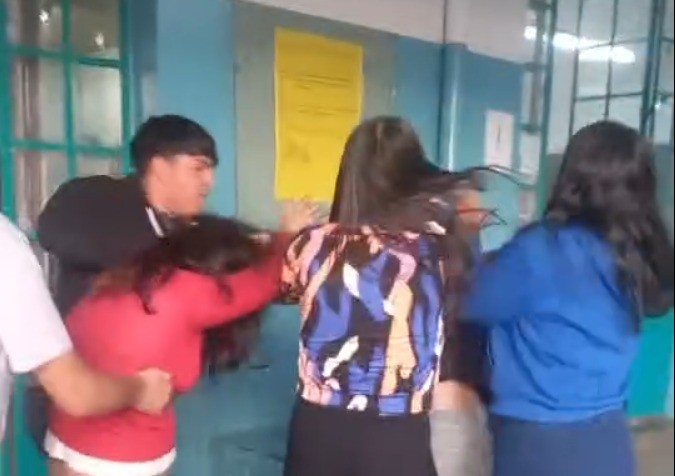 Violencia escolar en Córdoba: suspendieron a alumnas agredidas y estalló la polémica | Córdoba