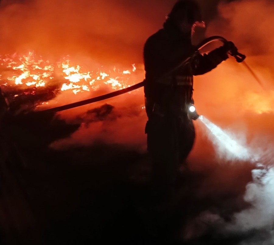 Bomberos combaten un incendio cerca del aeropuerto | Córdoba