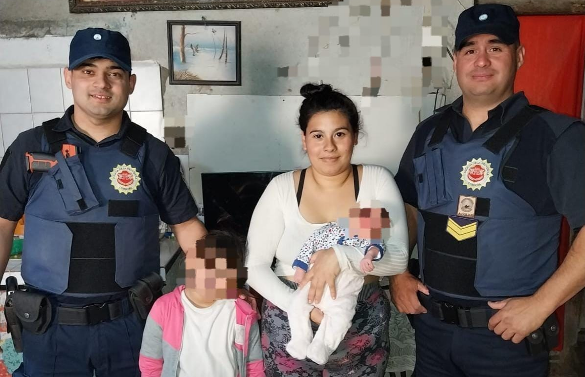 Rápido accionar: policías lograron salvarle la vida a una beba que se ahogó mientras era amamantada | Córdoba