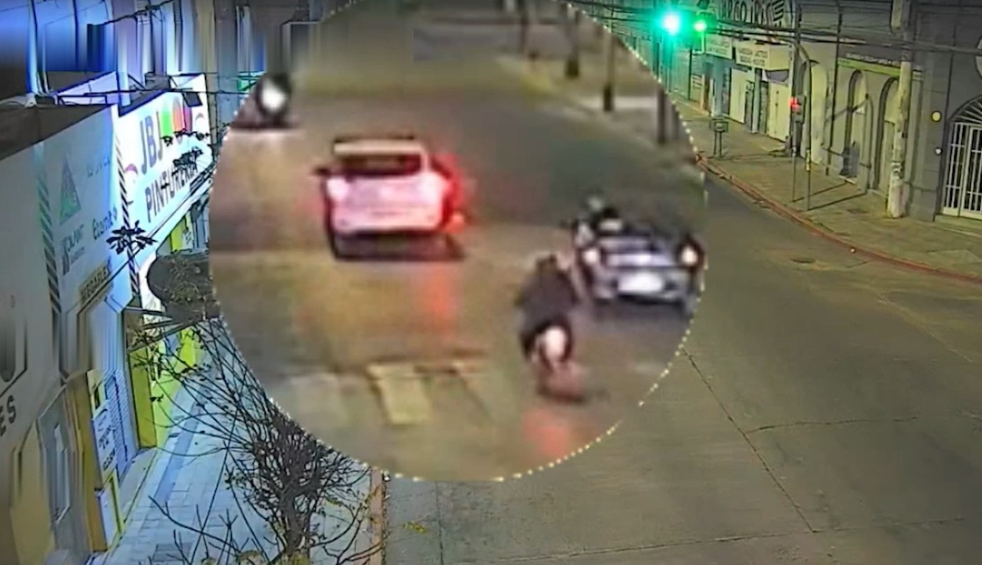 Video: una mujer perdió el control de su moto y chocó contra un automóvil en Alta Córdoba | Córdoba