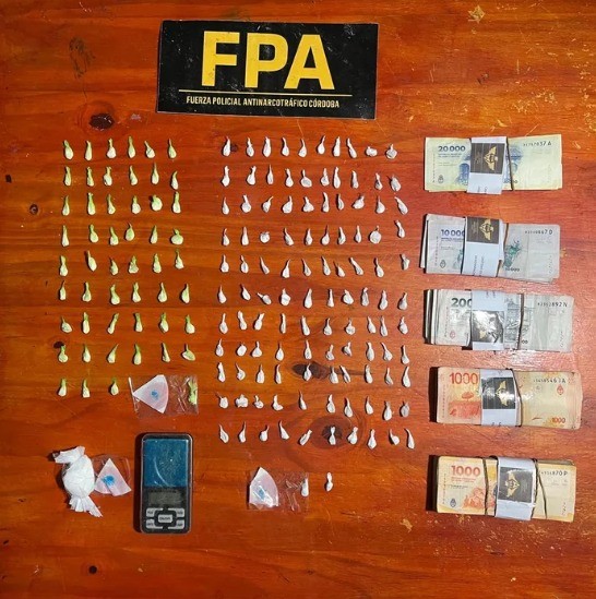 Detuvieron a una mujer que intentó desechar cocaína durante un allanamiento | Córdoba