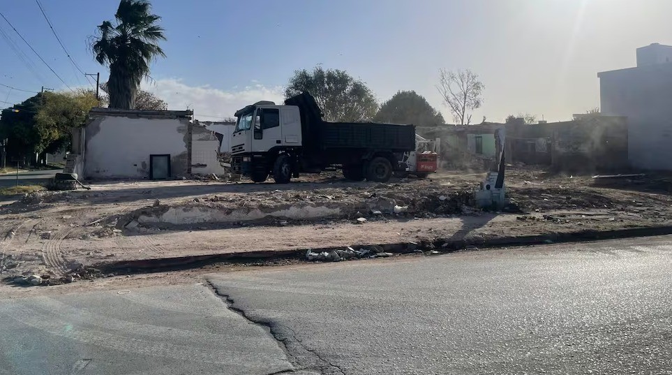 Sancionaron a un camionero por tirar escombros en la vía pública | Córdoba