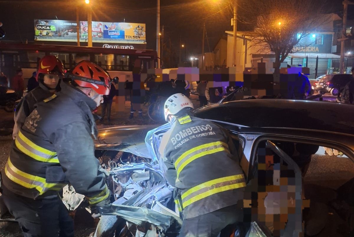 Rescatan a dos personas tras siniestro vial en Córdoba capital | Córdoba
