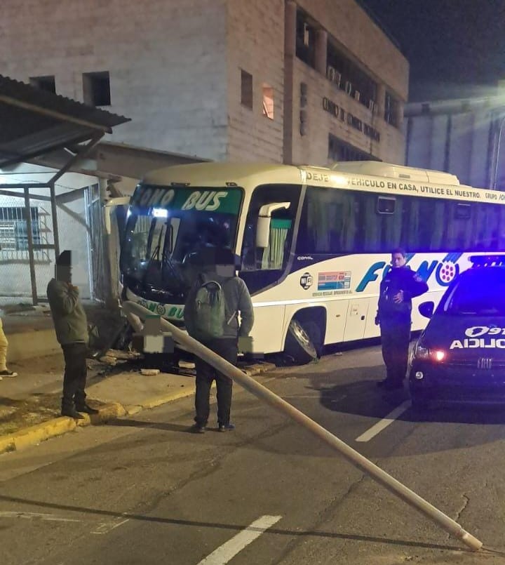 Un colectivo choca contra un poste tras perder una rueda en Córdoba capital | Córdoba