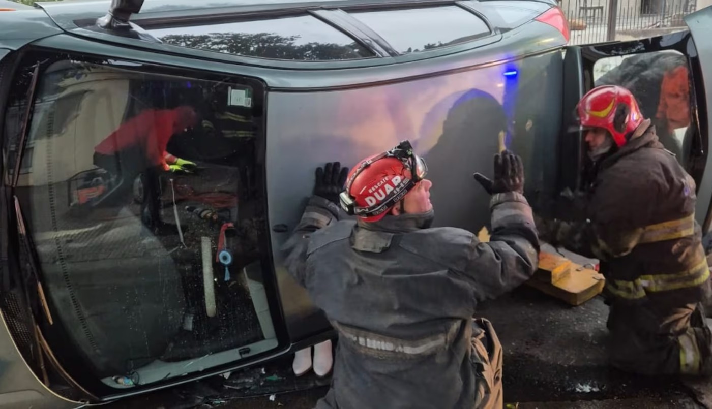 Volcó con el auto y tuvo que ser rescatada por los Bomberos | Córdoba