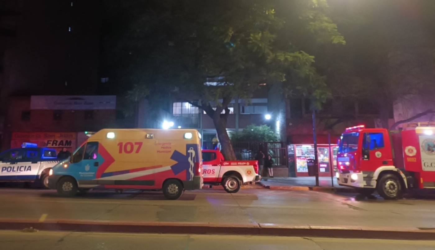 Incendio en pleno centro de Córdoba: internaron a una joven y evacuaron a 25 personas | Córdoba