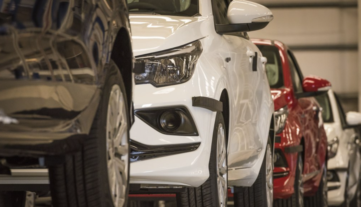 El Gobierno simplifica el patentamiento de vehículos para facilitar la importación particular | Política y economía