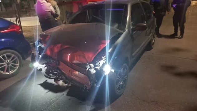Madrugada accidentada en Córdoba: un auto y un colectivo chocaron en barrio Providencia | Córdoba