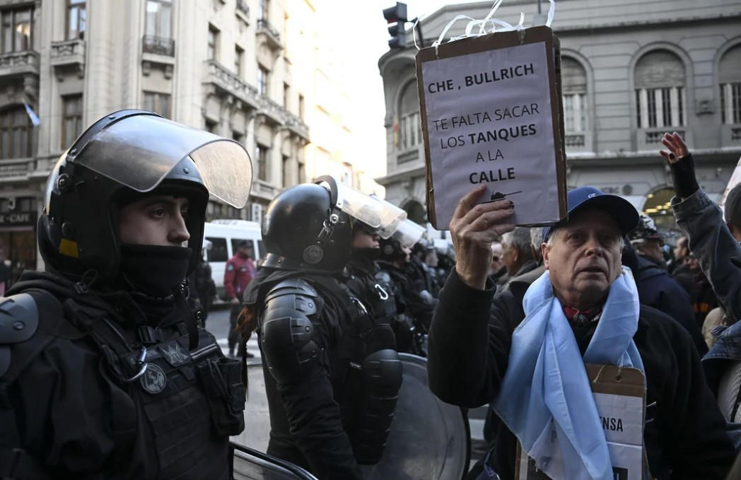 Los jubilados volvieron a marchar al Congreso y rindieron homenaje al fotógrafo Pablo Grillo | Política y economía