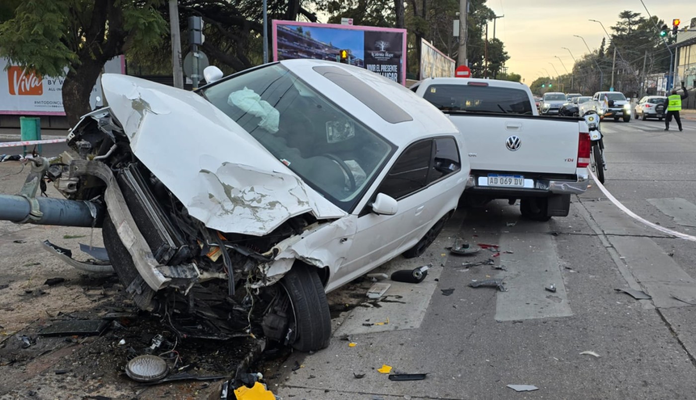 Impactante siniestro en Córdoba: conducía en contramano, chocó con otro vehículo y escapó | Córdoba