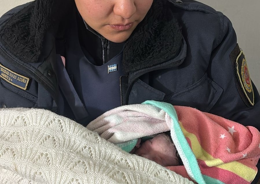 Rápida intervención: una policía asistió a una mujer que dio a luz en su casa | Córdoba