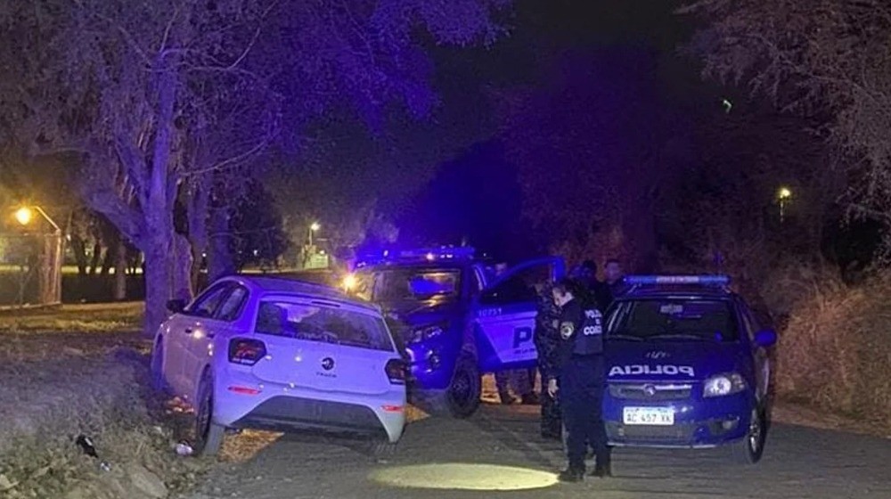 Escapaban en un auto robado y terminaron chocando contra un patrullero: tres detenidos | Córdoba