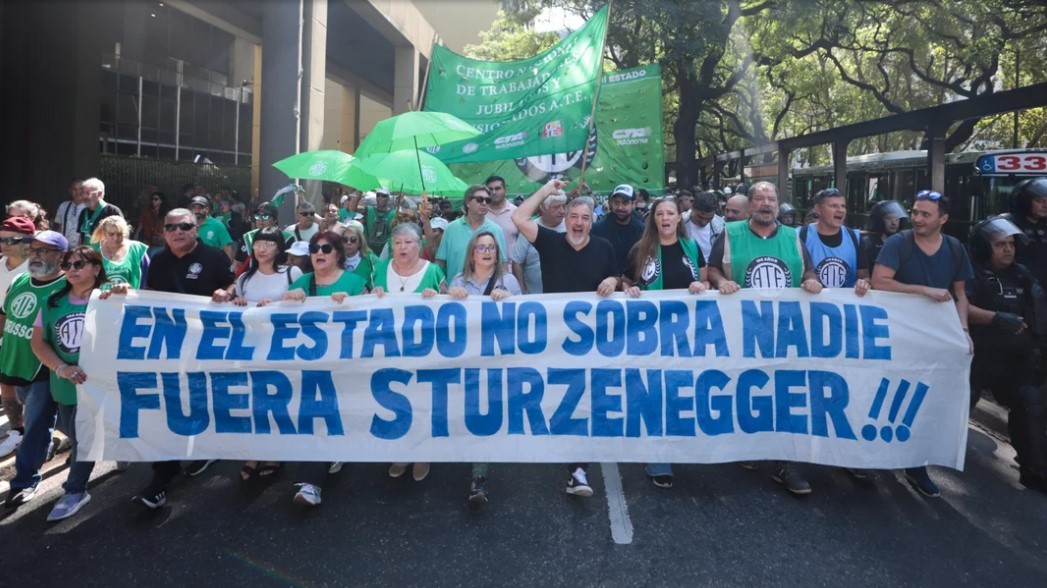 ATE se movilizó al Ministerio de Desregulación en la previa de la Marcha Nacional de Salud | Política y economía