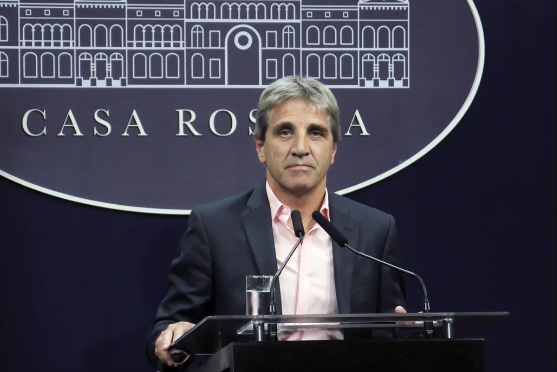 Advertencia de Caputo a los bancos: “Si insisten con no acatar las normas, habrá que tomar medidas” | Política y economía