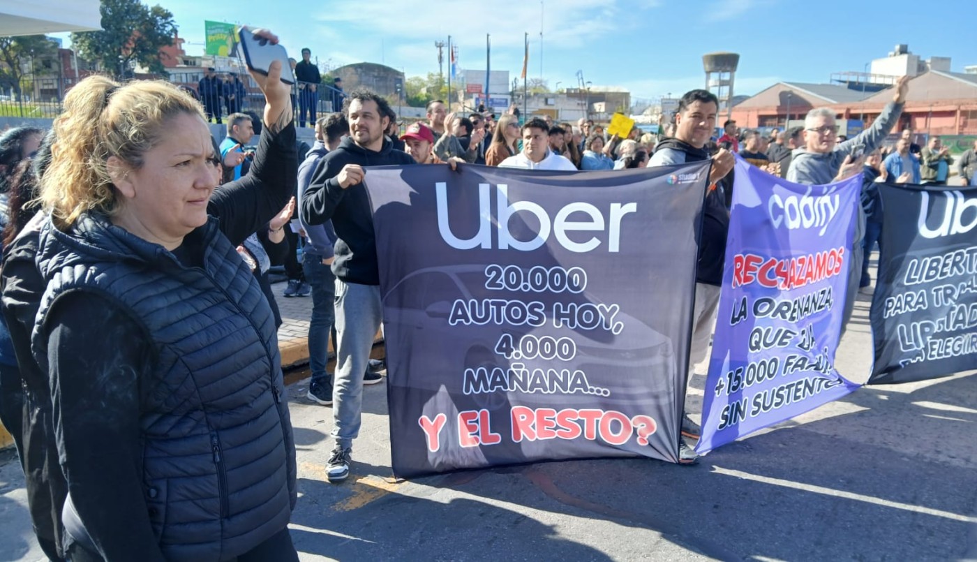 Conductores de aplicaciones de transporte protestan frente al Concejo Deliberante de Córdoba | Córdoba