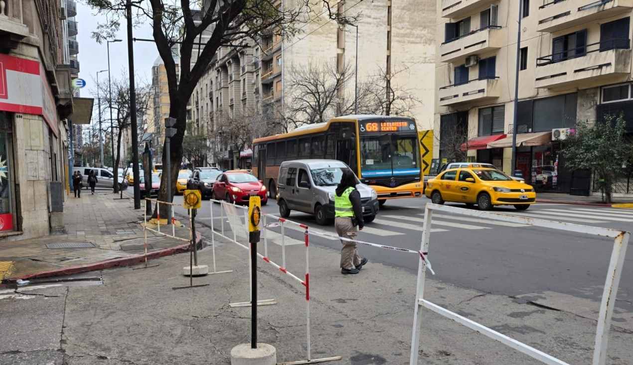 Corte total en una calle de Córdoba afecta a cinco líneas de colectivos: cómo son los desvíos | Córdoba