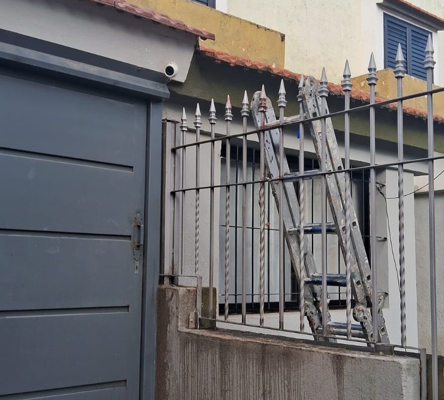 Quedó incrustado en una reja mientras arreglaba un techo | Córdoba