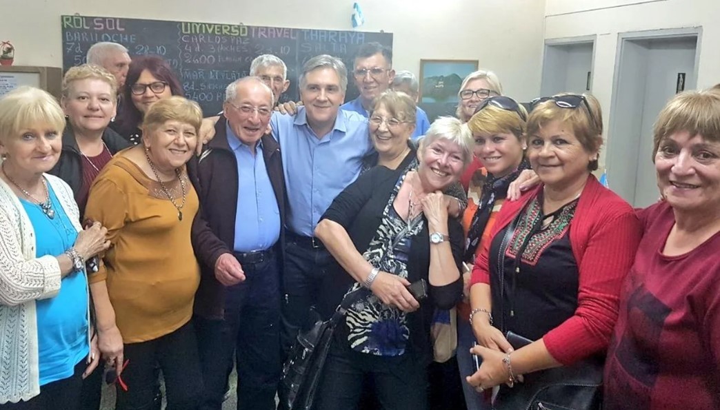 Llaryora aumenta el haber mínimo jubilatorio y otorga un bono a jubilados | Política y economía