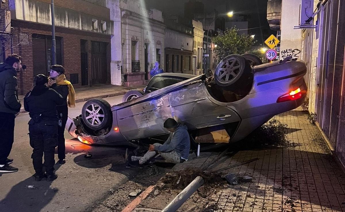 Impactante siniestro en Alberdi: dos autos chocaron y uno terminó dado vuelta | Córdoba