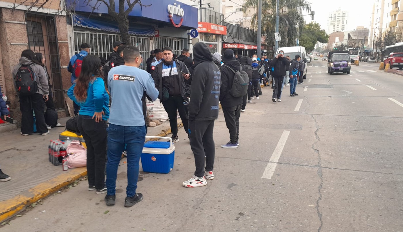 Caravana de los hinchas de Belgrano rumbo a Rosario para el partido por Copa Argentina | Deportes