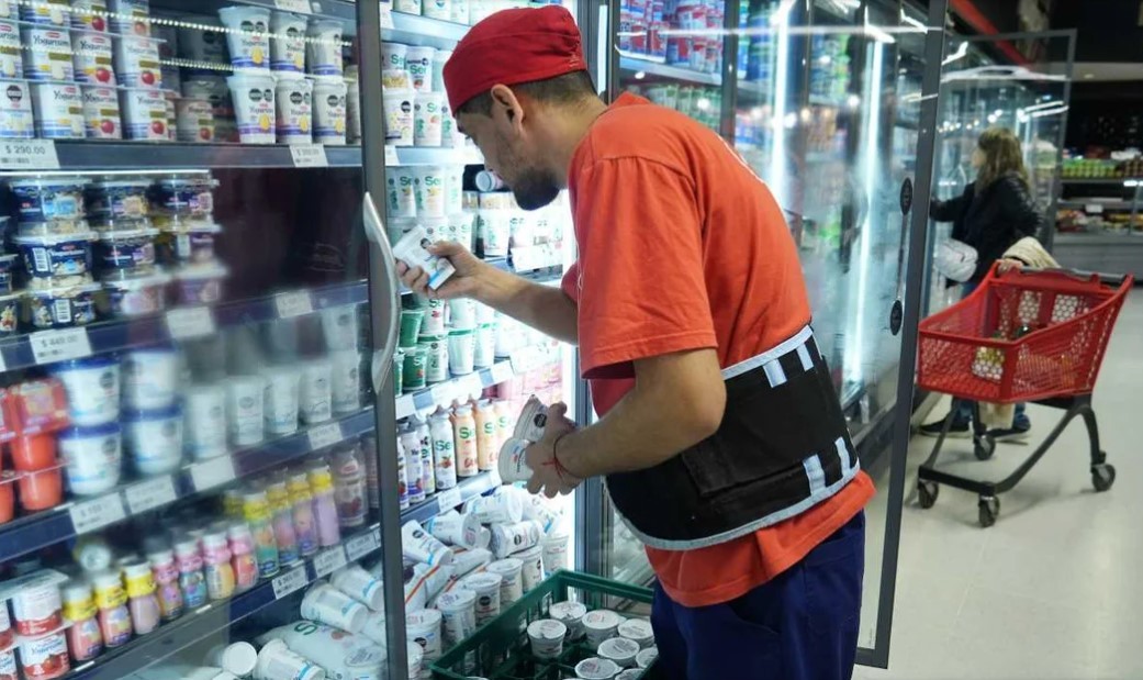 Por la suba del dólar, empresas remarcan precios con subas de entre 3% y 9% | Política y economía