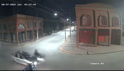 Impactante accidente entre una moto y un remís en una esquina de Córdoba | Córdoba