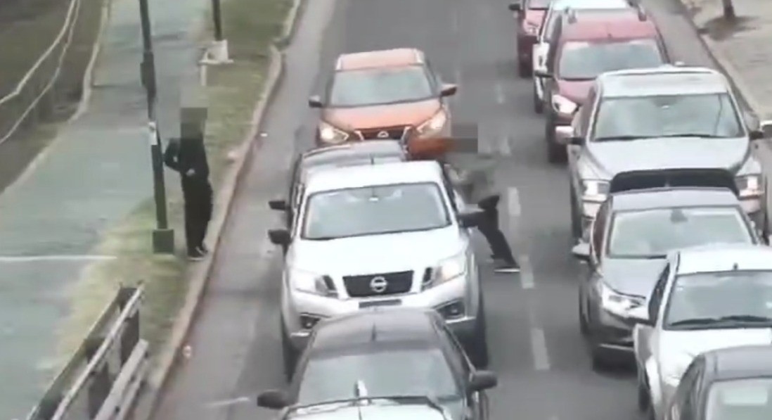 Dos adolescentes con antecedentes asaltaron brutalmente a una automovilista en Córdoba | Córdoba