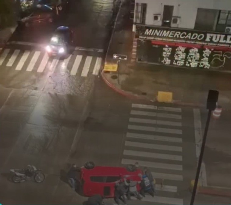 Solidaridad en el centro: vecinos colaboraron para reacomodar un auto luego de un siniestro | Córdoba