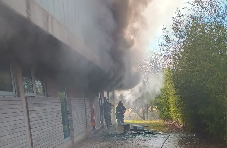 Bomberos combaten un voraz incendio en una casa de La Calera | Córdoba