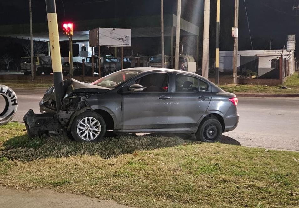 Video: escapaban en un auto robado, chocaron contra un semáforo y los detuvieron | Córdoba