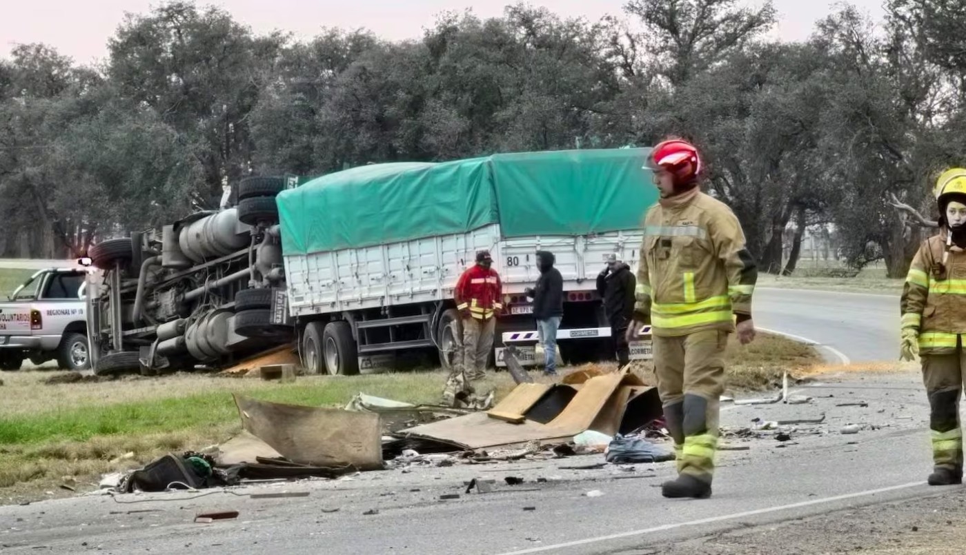 Un hombre murió en un choque frontal entre una traffic y un camión en el sur de Córdoba | Córdoba