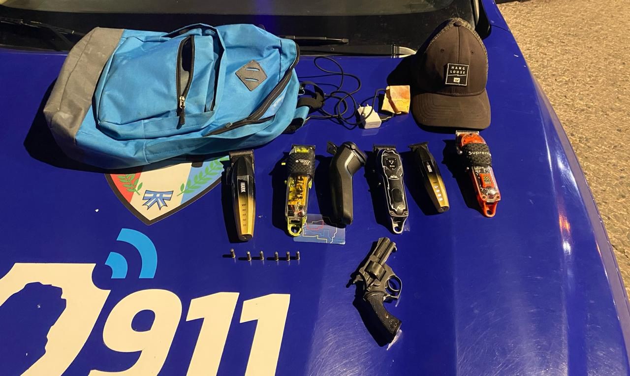 Cuatro sujetos se fugaban en un remis tras robar una barbería y quedaron detenidos | Córdoba