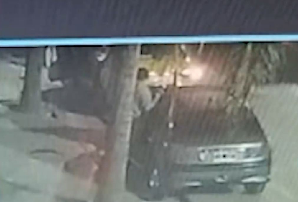 Un taxista intentó robar el techo de un auto: un turista quiso denunciarlo y no lo atendieron | Córdoba