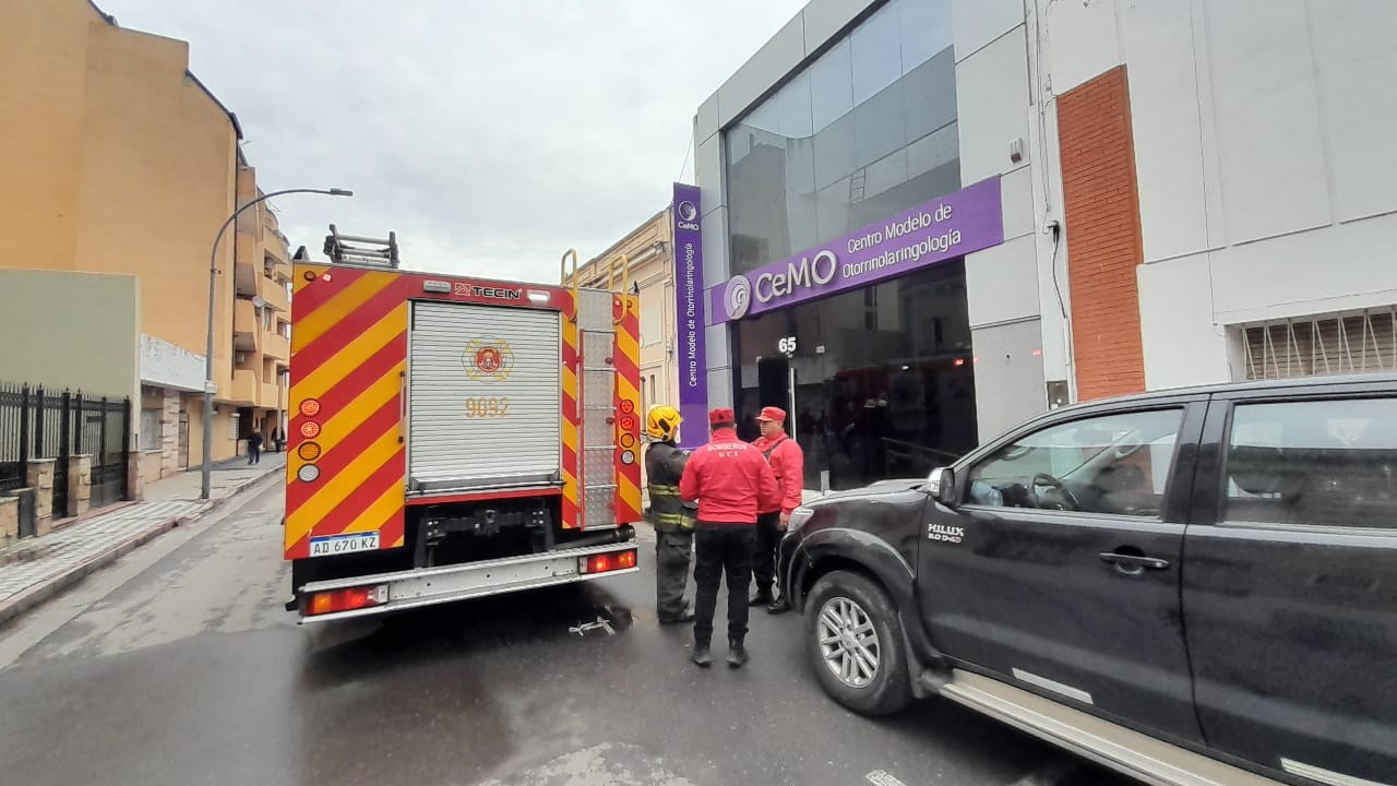 Explosión en un consultorio de Alberdi: bomberos trabajan en el lugar y cortaron la calle | Córdoba