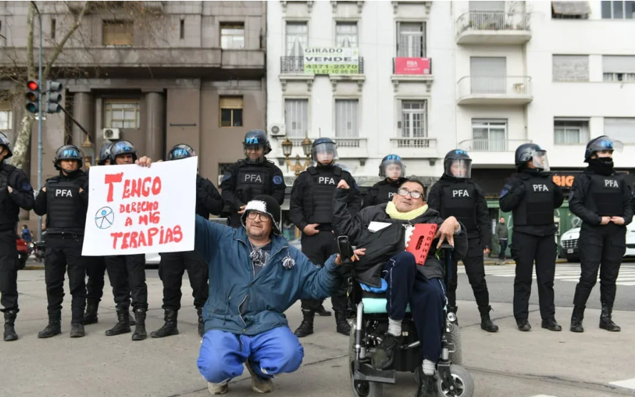 El Gobierno analiza aplicar un aumento en las prestaciones a personas con discapacidad | Política y economía