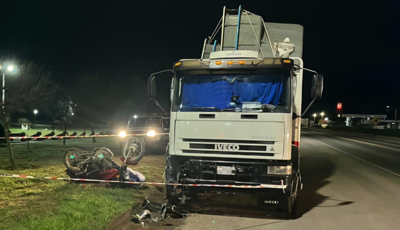 Siniestro fatal en Carnerillo: un motociclista de 19 años murió tras chocar contra un camión | Córdoba