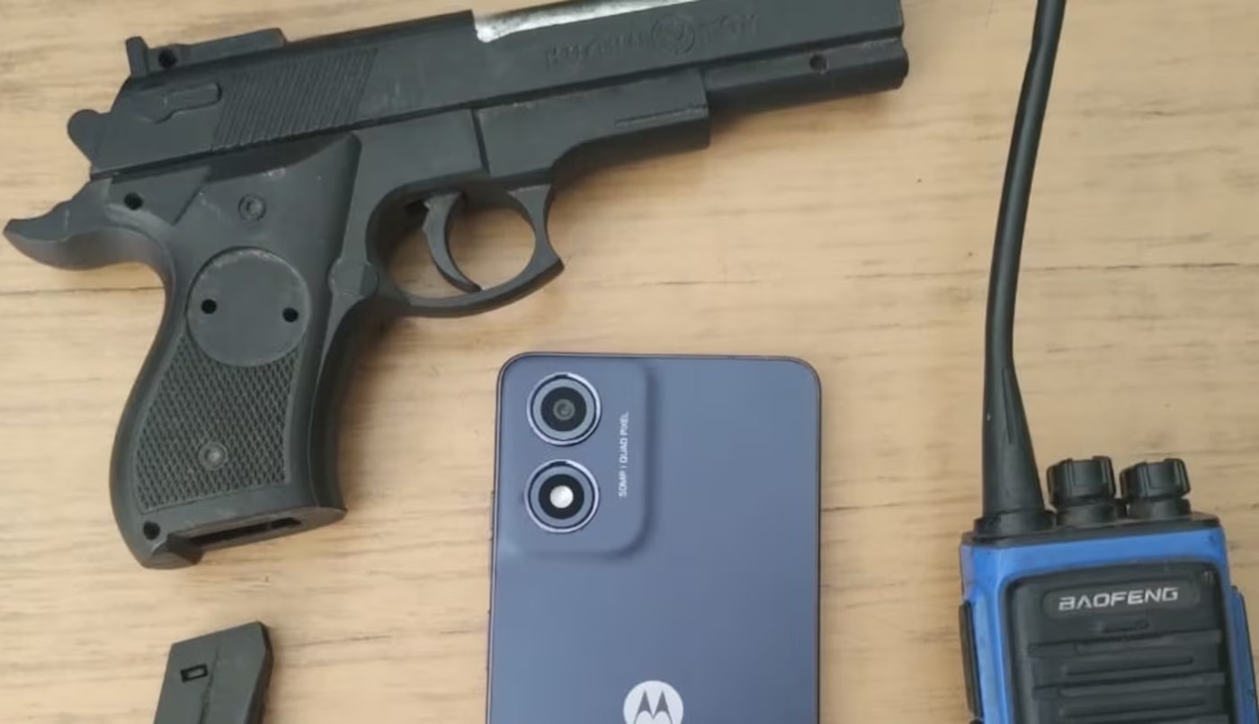 Detuvieron a dos menores con una réplica de revólver y un inhibidor de alarmas en plena calle | Córdoba