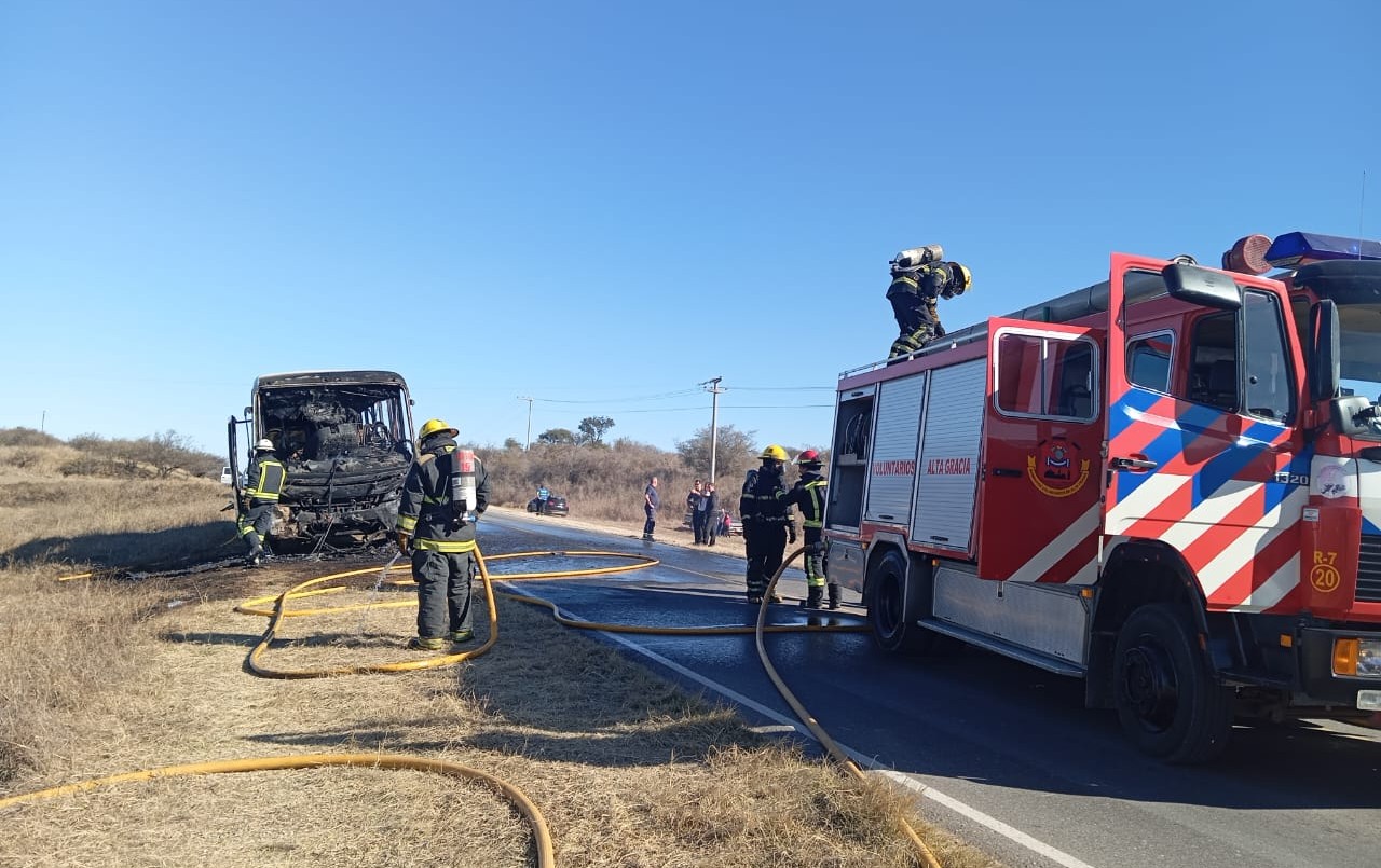 Un colectivo se prendió fuego en Falda del Carmen | Córdoba