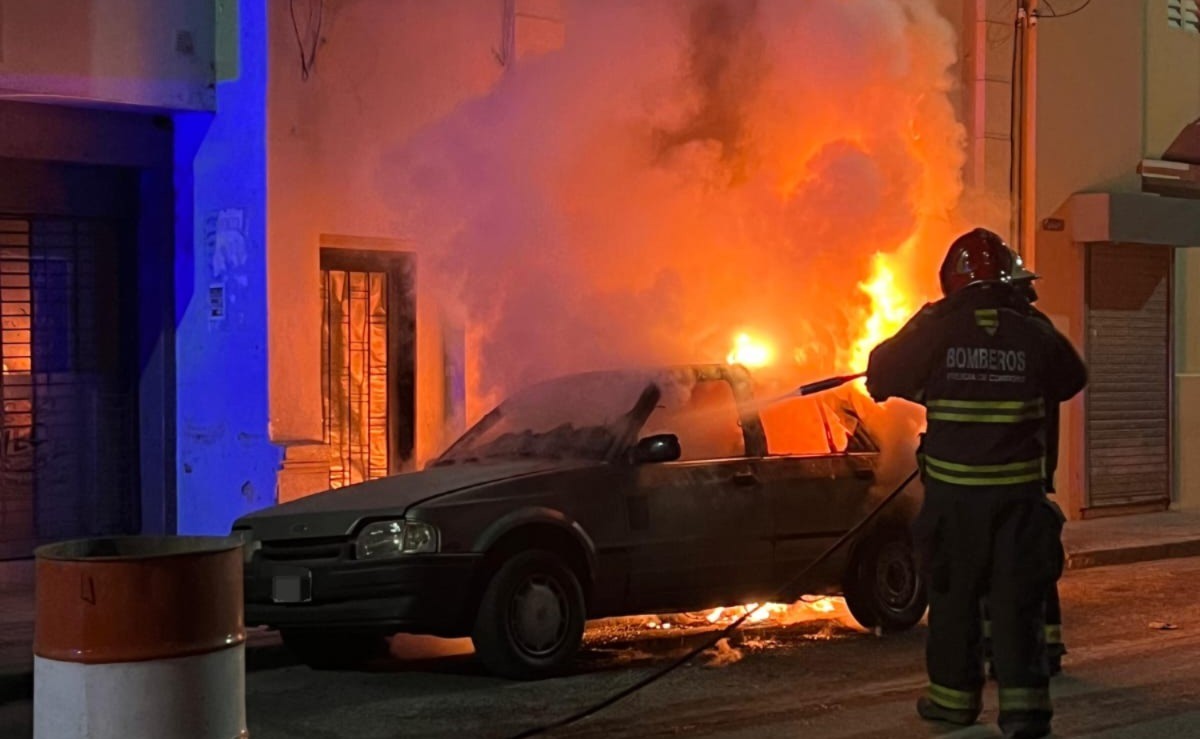 Detuvieron a un hombre que prendió fuego un auto e intentó incendiar otros en Alberdi | Córdoba