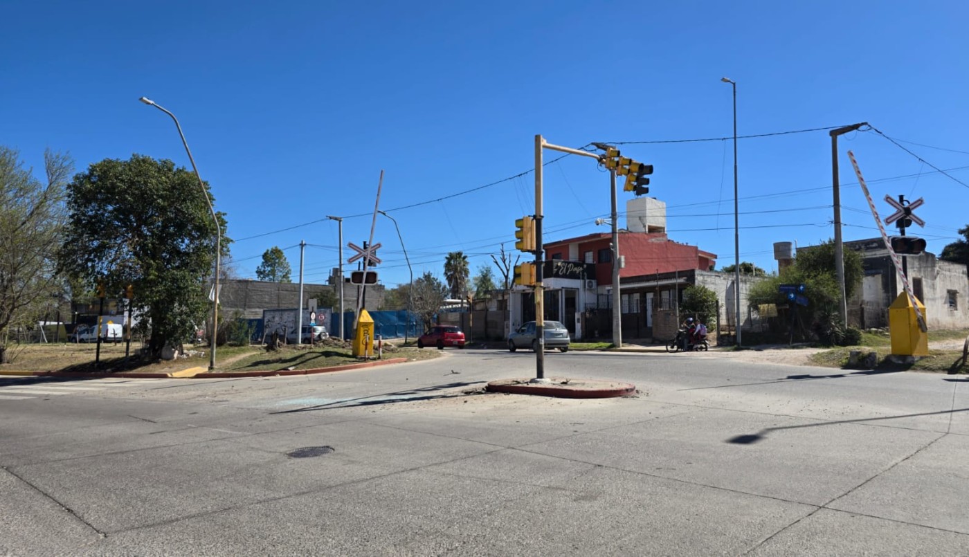 Video: perdió el control de su auto y chocó contra un semáforo en Córdoba | Córdoba