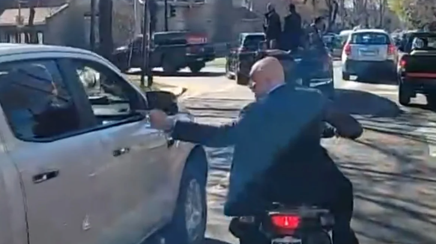 Lomas de Zamora: le tiraron piedrazos a la caravana de Milei y Espert se escapó en moto | Actualidad