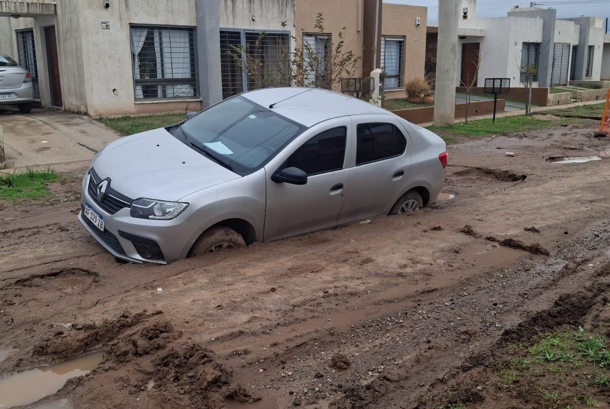 Calles intransitables y autos empantanados tras el temporal en Córdoba | Córdoba