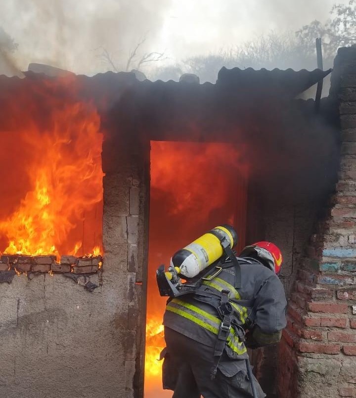 Bomberos sofocaron un incendio en barrio Villa Las Chapas: no hubo heridos | Córdoba