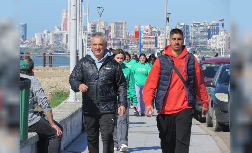 La épica campaña de un candidato en Mar del Plata: se propuso caminar 404 km y duerme en casa de vecinos | Política y economía