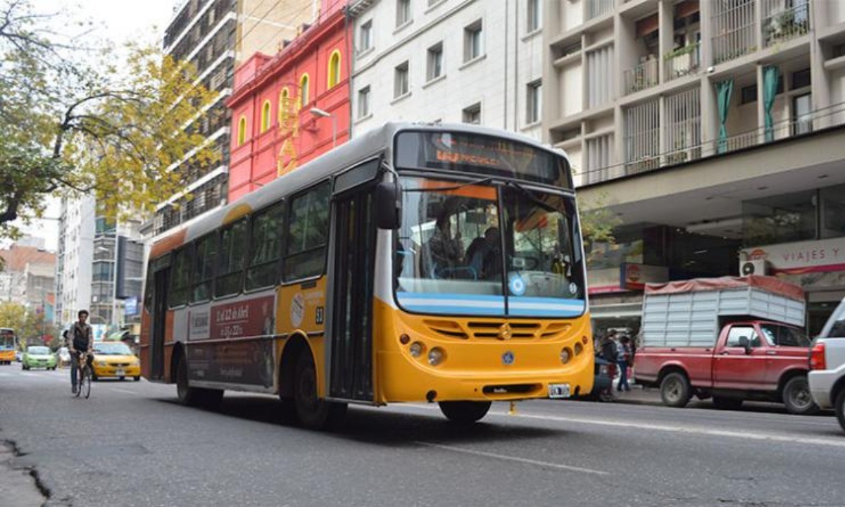 Detienen a un hombre tras agredir a una mujer en un colectivo de Córdoba capital | Córdoba