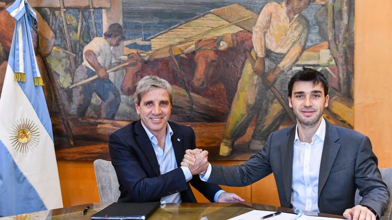 Luis Caputo firmó convenios con Chubut y Tucumán para extinguir deudas y transferir obras y viviendas | Política y economía