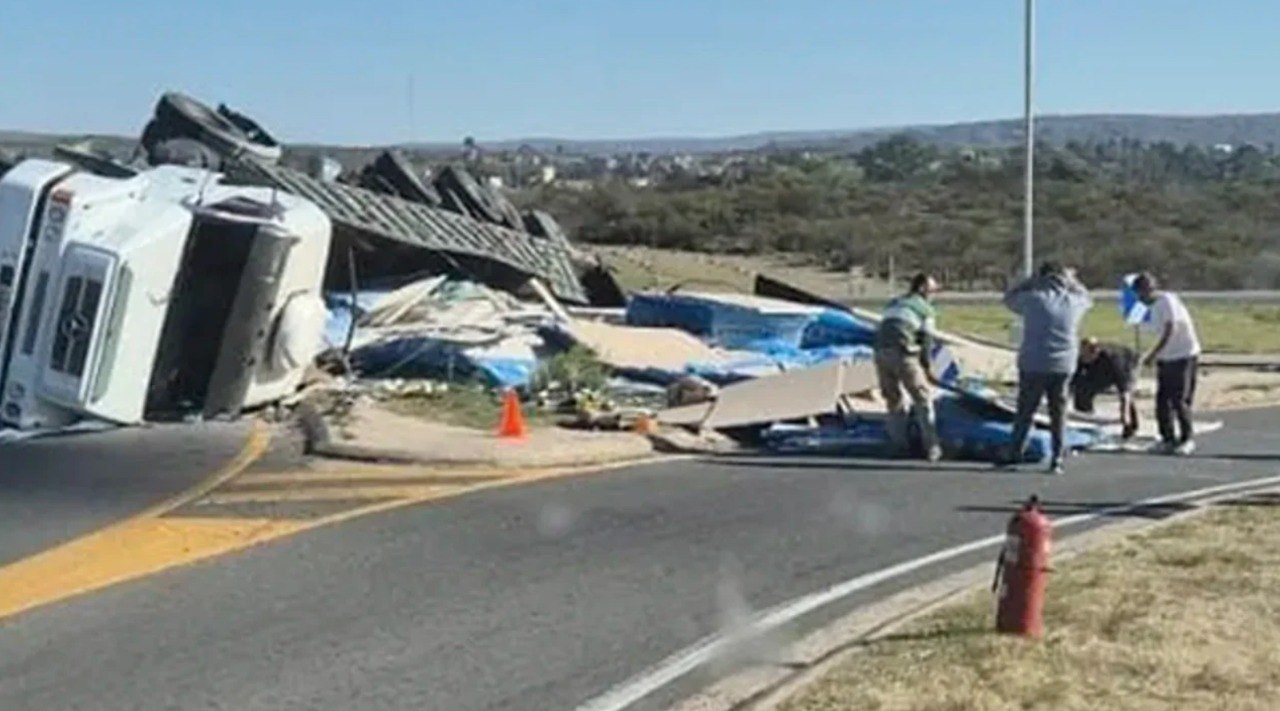 Volcó un camión en Achiras: el conductor fue derivado al Hospital de Río Cuarto | Córdoba