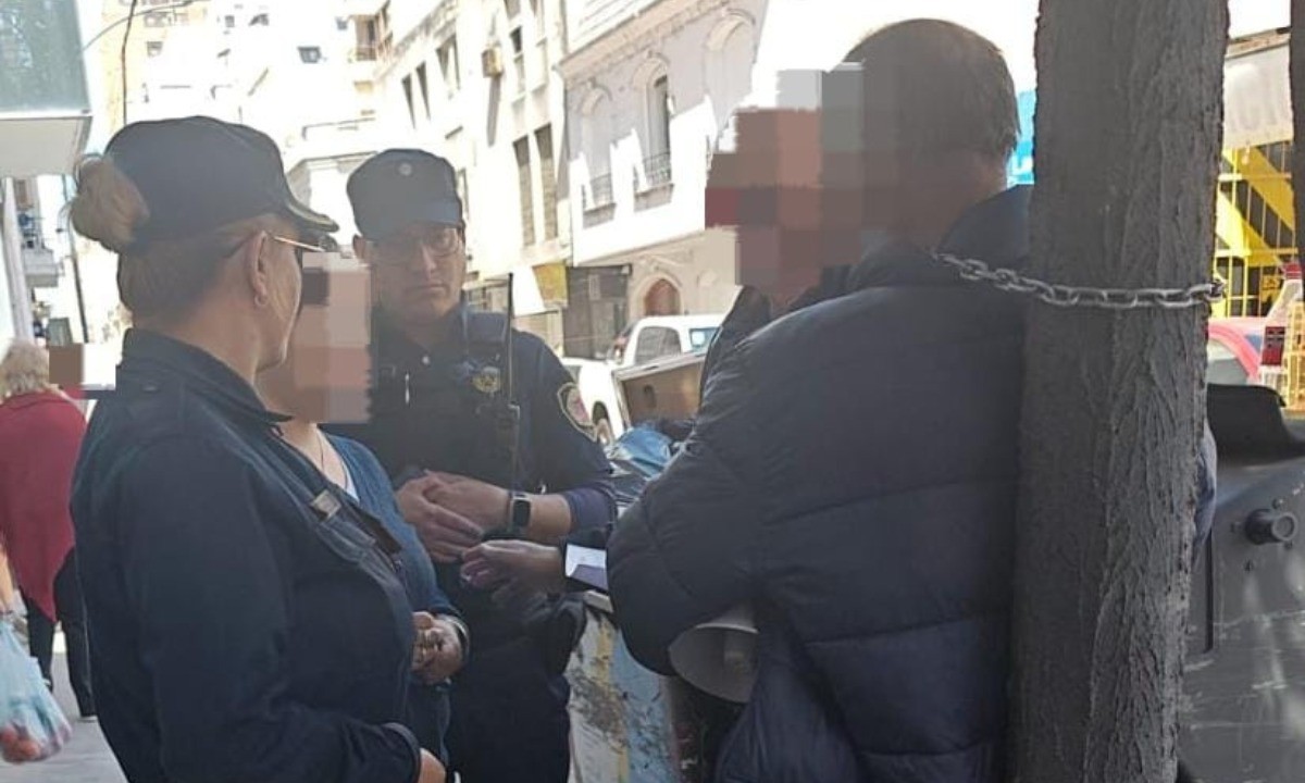 Hombre encadenado a un poste en barrio Alberdi | Córdoba